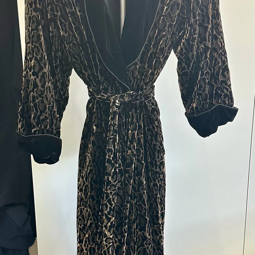 Natori Leopard Print Robe - Picture 2 of 8
